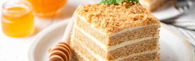 Medena pita: Recept za domaći kolač koji je svakim danom sve ukusniji
