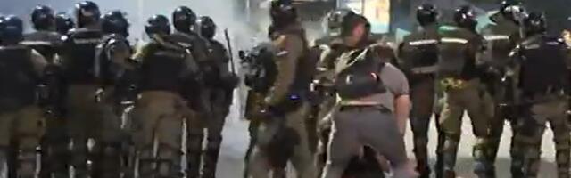 U toku je sukob demonstranata i policije u centru Beograda