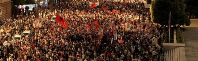 Eskalirali protesti u Albaniji! Demonstranti gađali parlament, policija odgovorila hapšenjima