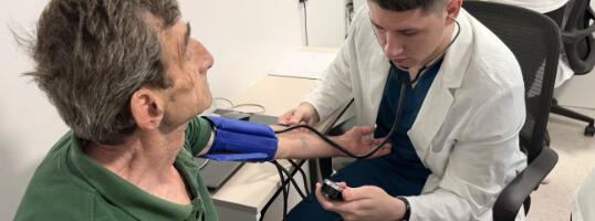 MILOŠ PAVLOVIĆ PREGLEDAO MEŠTANE SELA SENJSKI RUDNIK I STRMOSTEN! Jedan od najboljih studenata medicine već na terenu, u mobilnoj ambulanti! (FOTO)