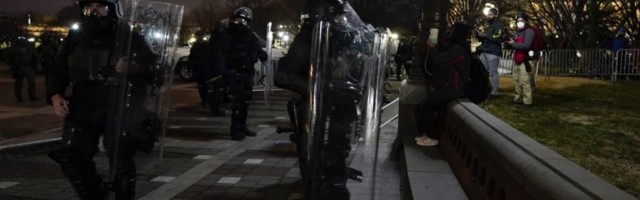 SITUACIJA U VAŠINGTONU SE NE SMIRUJE: Policija u punoj opremi rastura demonstracije, nebom se šire OBLACI SUZAVCA, ispred Kapitola pronađeno ORUŽJE!