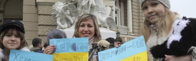 "Ukrajina je bila ruska do 11. novembra"! APSOLUTNA EUFORIJA U HERSONU! Narod umotan u zastave ljubi i grli vojnike! (FOTO/VIDEO)