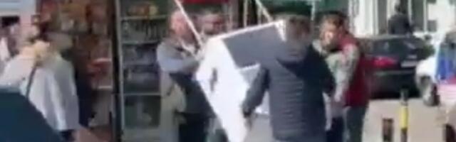 Aktivisti SNS štandovima jurili štandove SSP (VIDEO)