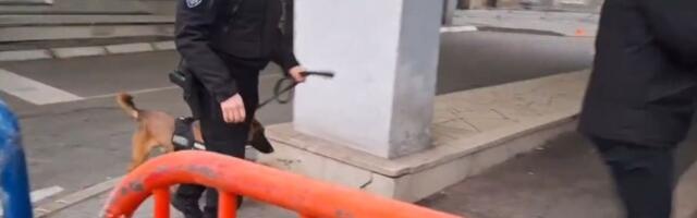Policija od ranog jutra ispred Skupštine NS: Postavljena zaštitna ograda, dovedeni i psi (VIDEO)