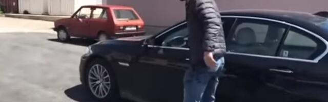 MILAN VASIĆ NAPRAVIO POMETNJU NASRED ULICE: Glumac se izuo pred ulazak u skupoceni auto, prolaznici gledali u čudu (FOTO)