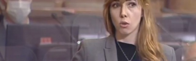 VUČIĆEVA SRBIJA Poslanica repovala u Skupštini (VIDEO)
