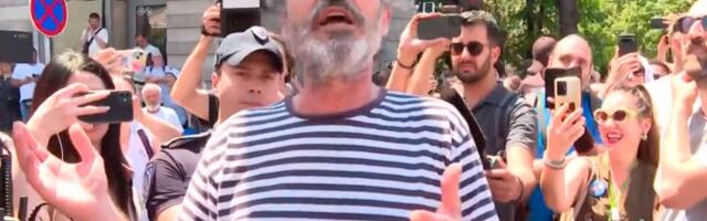 Gagi Jovanović sa studentima iz Novog Pazara koji pešače do Novog Sada (VIDEO)