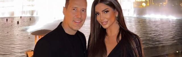 Pevač se 2 puta razvodio od žene, sada se zajedno baškare u Dubaiju! Oko njih luksuz, ona mu rekla: "Volim te"