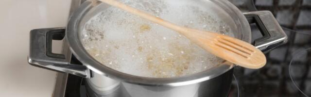 Stari kuhinjski trik koji sprečava haos na šporetu: Evo zašto drvena varjača zaista radi