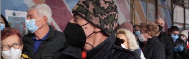 Gužve za vakcinu u Čačku, dolazila i komunalna policija