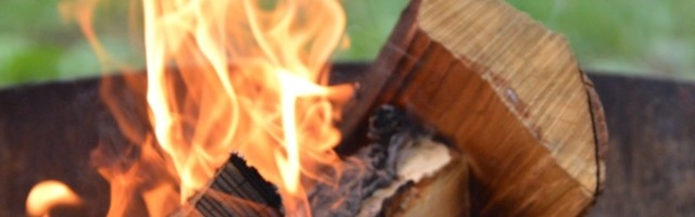 Pošla plavuša na kampovanje i dobije zadatak da zapali vatru...