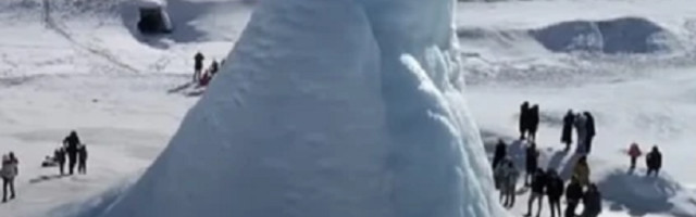 Radoznali turisti su bili fascinirani erupcijom vulkana i ledenog dimnjaka, što se ne viđa svaki dan