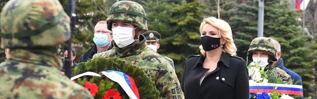 Kisić Tepavčević položila venac na spomenik NATO žrtvama, ali tek kada je sklonjeno cveće koje je neko doneo pre nje