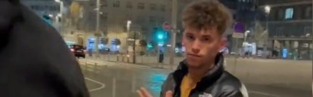 ALBANSKA PROVOKACIJA U CENTRU BEOGRADA! Mladići pokazivali dvoglavog orla na Trgu republike! Video