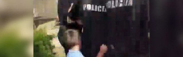 UŽASNE SCENE DIGLE REGION NA NOGE: Policija i socijalna služba odvode oca, deca se otimaju i vrište, neće kod majke VIDEO