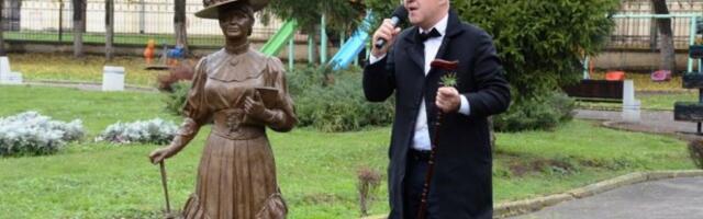 Lenka Dunđerski dobila spomenik u Srbobranu