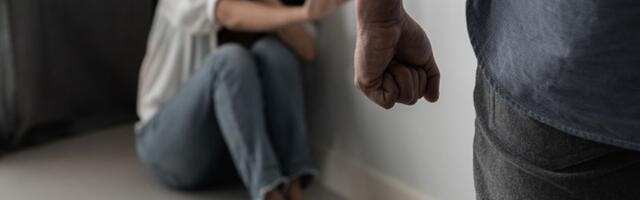 Pretukao ženu pred maloletnim sinovima