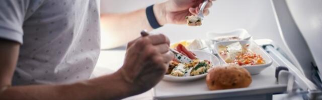 Koju hranu i piće treba izbegavati u avionu