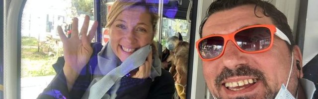 Slučajni selfi Branke Katić i vozača autobusa u Beogradu: Nasmejana i lepa kao uvek