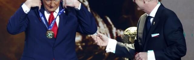 Trampu uručena FIFA nagrada za mir