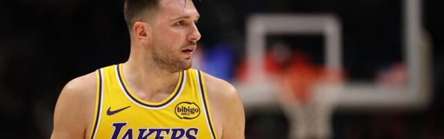 LUKA IZDOMINIRAO NA BOŽIĆ! Dončić pogađao nemoguće šuteve: Njegova luda trojka zapalila je društvene mreže! (VIDEO)