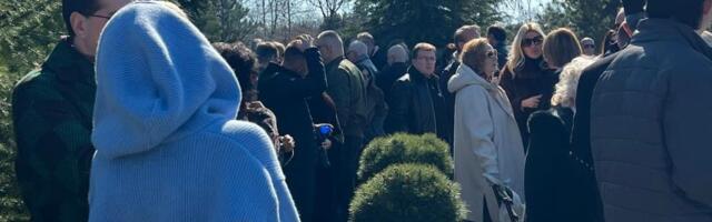 BEKUTA IGNORISALA JK NA POMENU SAŠI POPOVIĆU: Pijucka kafu i gleda u njenom pravcu, onda joj joj okrenula leđa - nisu se ni pozdravile (FOTO)