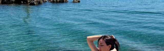 Opaaa, lepa Srpkinja se skinula: Žari i pali u minijaturnom bikiniju, muškarci uzdišu (FOTO)