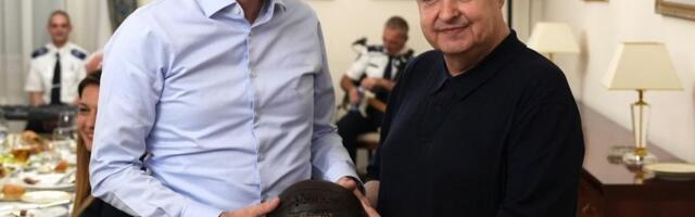 Dačić Urkizu pokazao repliku legendarne lopte kojom se igralo na prvom Svetskom prvenstvu u Urugvaju 1930.
