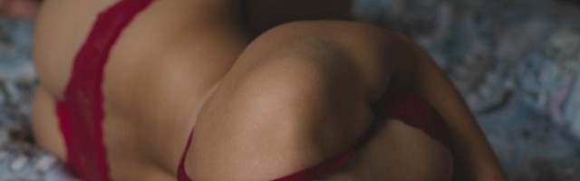 Muškarci obratite pažnju na ponašanje svoje dame: AKO OVO RADI SPREMNA JE ZA TROJKU!