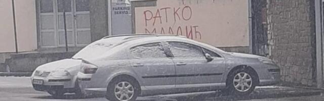 Osvanuo grafit “Ratko Mladić” na zgradi u Pljevljima