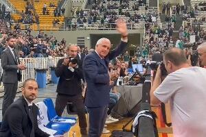 Жељко Обрадовић овацијама дочекан у Оаки, поклонио се публици