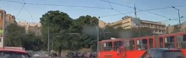 Bizarna nesreća na Slaviji, popucala stakla tramvaja (VIDEO)