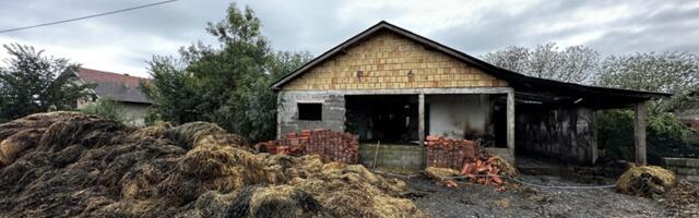 Grom zapalio štalu u Prijevoru - izgorelo seno koje su domaćini spremali da prehrane stoku tokom zime