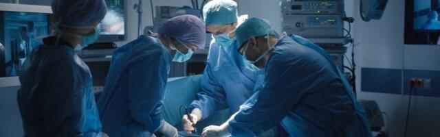 HIRURG UDARIO PACIJENTKINJU TOKOM OPERACIJE! Veliki skandal: Kamere sve zabeležile! (VIDEO)