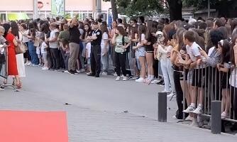 Trudnici zvučnik pao na glavu dok je posmatrala maturante
