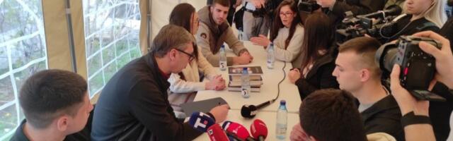 ''NA PRAVNOM JE POBUNA PROTIV BLOKADERA SVE VEĆA'' Predsednik Vučić sa studentima koji žele da uče: Mora hitno da se krene