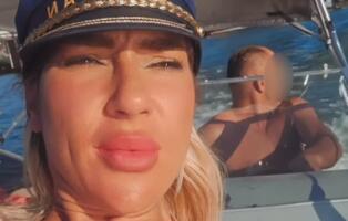 Jovana Jeremić se snimala na JAHTI, a iza nje MISTERIOZNI MUŠKARAC uživa na suncu: Skakala, ispijala šampanjac, izgleda da je stvarno nastavila dalje (FOTO)