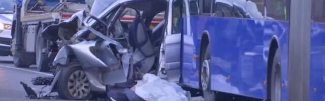 Auto prešao u suprotnu traku, pa se sudario s autobusom: Detalji nesreće kod Umke