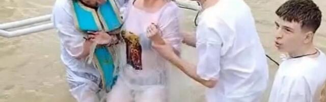 "Pogružavanje u reci Jordan" Našu spisateljicu potapaju u vodu na Bliskom Istoku: Ona podelila kadrove obreda