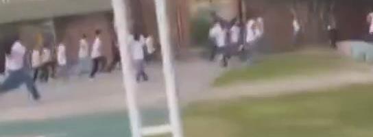 PUCNJAVA U ŠKOLI, UBIJEN DEČAK, IMA RANJENIH! Tinejdžer (15) izašao iz toaleta i otvorio vatru, deca krenula da vrište i beže niz hodnike! (FOTO/VIDEO)