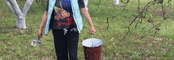Glumica napustila Beograd i otišla na selo! Život u gradu zamenila prirodom, tamo muze koze i okopava baštu "Slušam ptičice, a motika je čudo!"