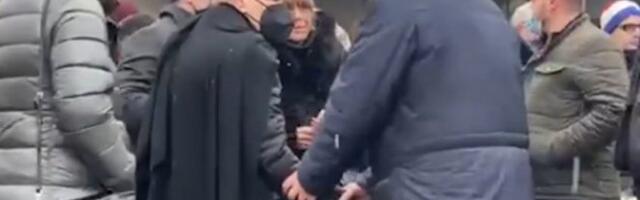 POTRESNA SCENA NA SAHRANI MOCE VUKOTIĆA! Supruga jedva stoji na nogama! /VIDEO/FOTO/