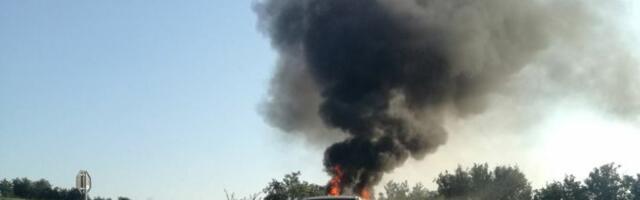 Snimak zapaljenog autobusa kod Rače: Buktinja pretila da se proširi, od vozila nije ostalo ništa