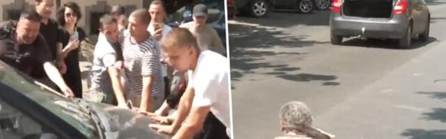 INCIDENT u Zemunu: Kolima pokušao da probije blokadu, jedna žena oborena