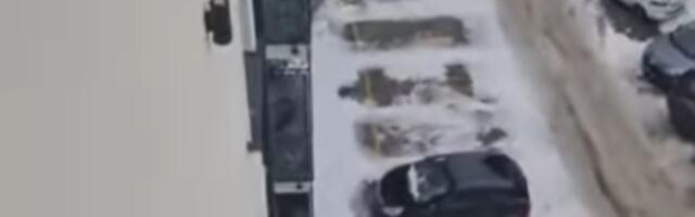 Za dlaku izbegnuta veća drama na Zlatiboru! Ledenica smrskala automobil: Vodite računa gde se parkirate!
