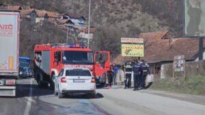 Zapalio se automobil na magistralnom putu kod Prijepolja: Vatrogasci na terenu, vatra zahvatila vozilo u pokretu (FOTO)