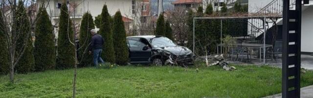 Automobilom "uleteo" u dvorište kuće: Nesvakidašnja saobraćajka u Prijepolju (FOTO)
