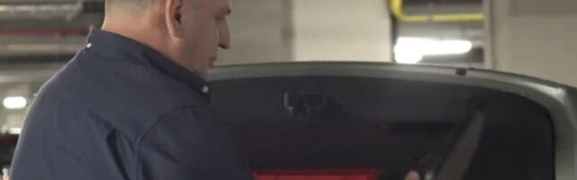 FRAPIRAĆETE SE KAD VIDITE GDE TAKI MARINKOVIĆ KRIJE NOVAC! Otvorio gepek, a onda... Usnimljen i kako ćaska sa ovom poznatom voditeljkom (FOTO)
