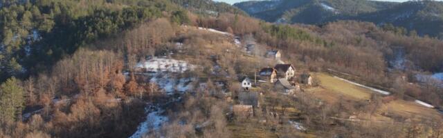 Selo koje na neverovatan način spaja tradicionalno i moderno, predstavlja i spoj dve interesantne planine