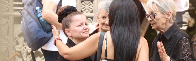 Mala Cana u suzama, emotivne scene ispred kapele: Došle i kolege da ga isprate na večni počinak